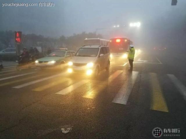 在雨天和雾天为什么要打开雾灯