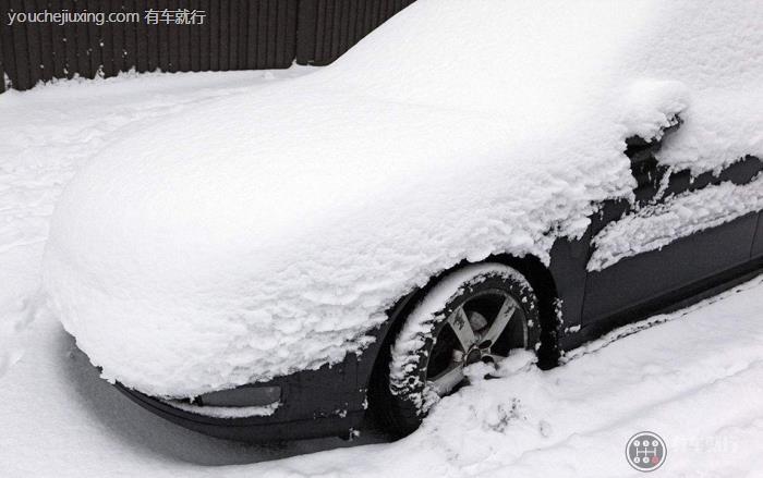 车身积雪要及时清除吗