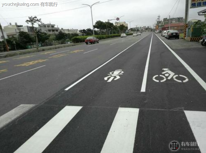 在同向多条机动车道的道路上摩托车应在哪条车道上行驶?